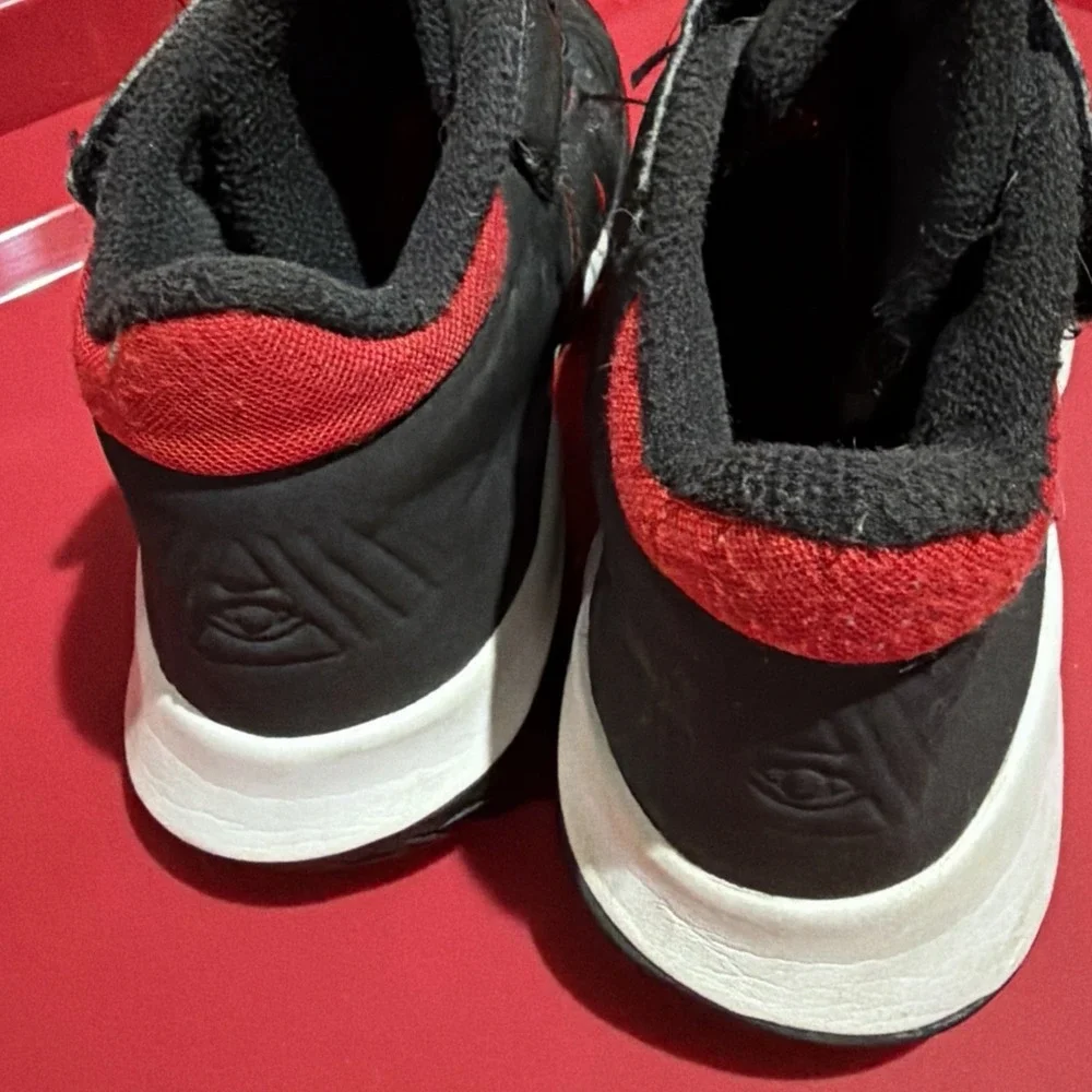 Nike Boys Kyrie Flytrap 4 Black With Red Basketball Shoes Sneaker Sz 2.5 Y
